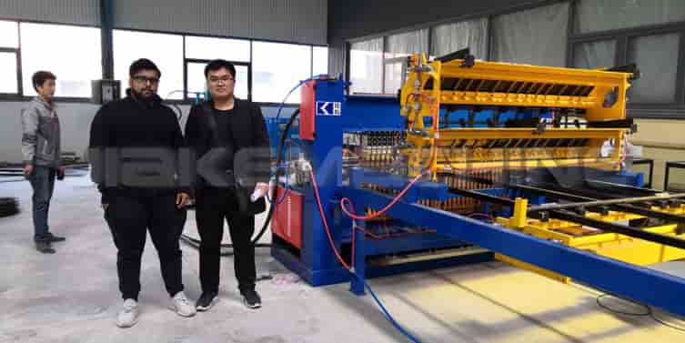 Cliente-de-Malawi-compra-una-máquina-soldadora-de-jaulas-para-pollos