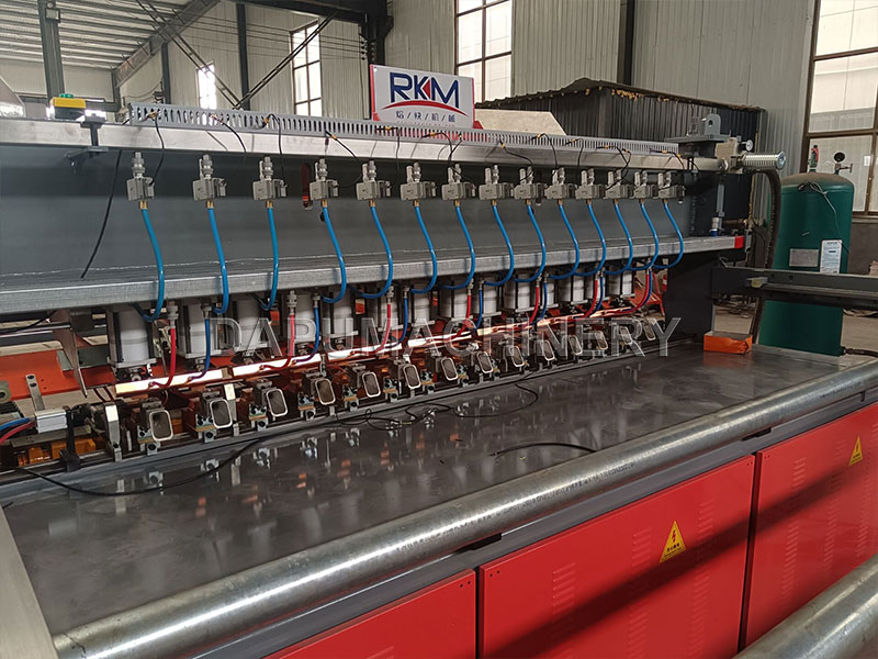 Cilindros neumáticos y electrodos de soldadura enfriados por agua en la máquina para malla JIAKE 5-12mm