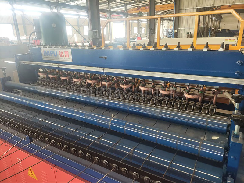 Electrodos de cobre enfriados por agua y tolva automatica de alambres transversales en la maquina soldadora mecanica JIAKE
