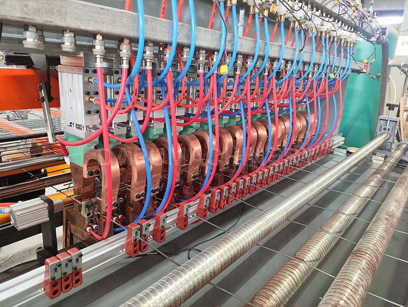 Electrodos neumáticos de soldadura enfriados por agua en la máquina trefiladora y soldadora de jaulas avícolas JIAKE