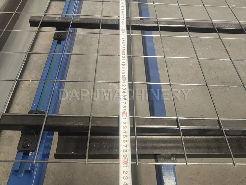 Paneles de malla electrosoldada terminados de 2m de ancho con cuadrícula de 100x100mm producidos por la maquina soldadora JIAKE
