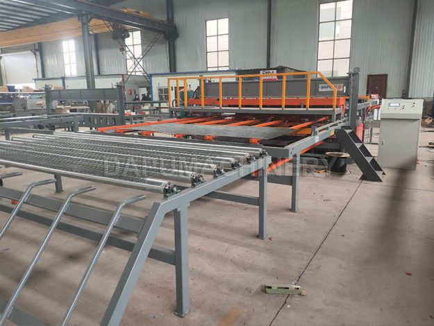 Línea soldadora de malla antiescalada 358 JIAKE con sistema de plegado en línea personalizada para cliente en Sudáfrica