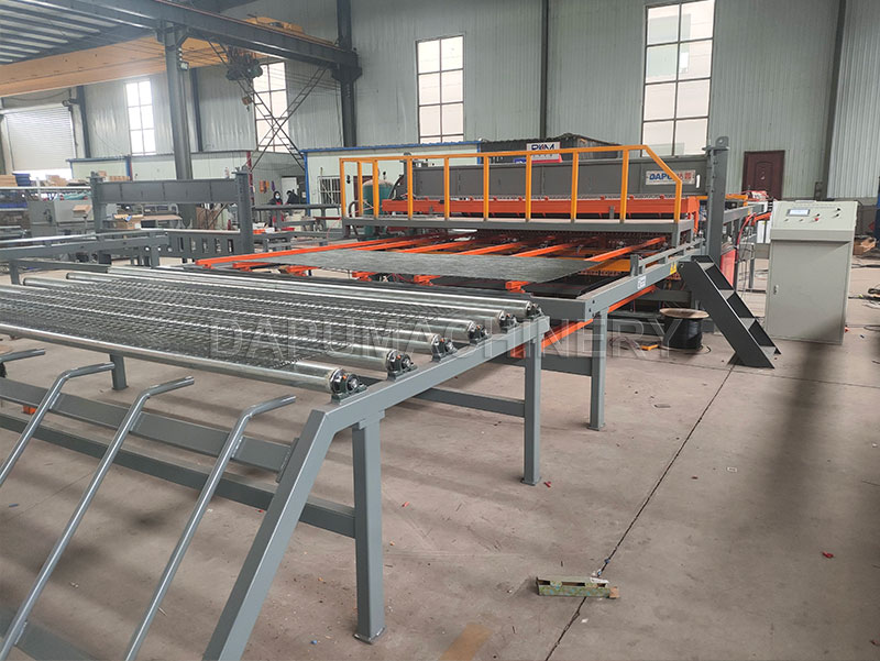 Línea soldadora de malla antiescalada 358 JIAKE con sistema de plegado en línea personalizada para cliente en Sudáfrica
