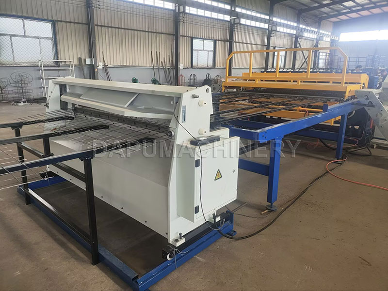 Máquina soldadora mecánica de malla electrosoldada de 2-6mm JIAKE produciendo paneles de malla para construcción de 100x100mm en Rusia