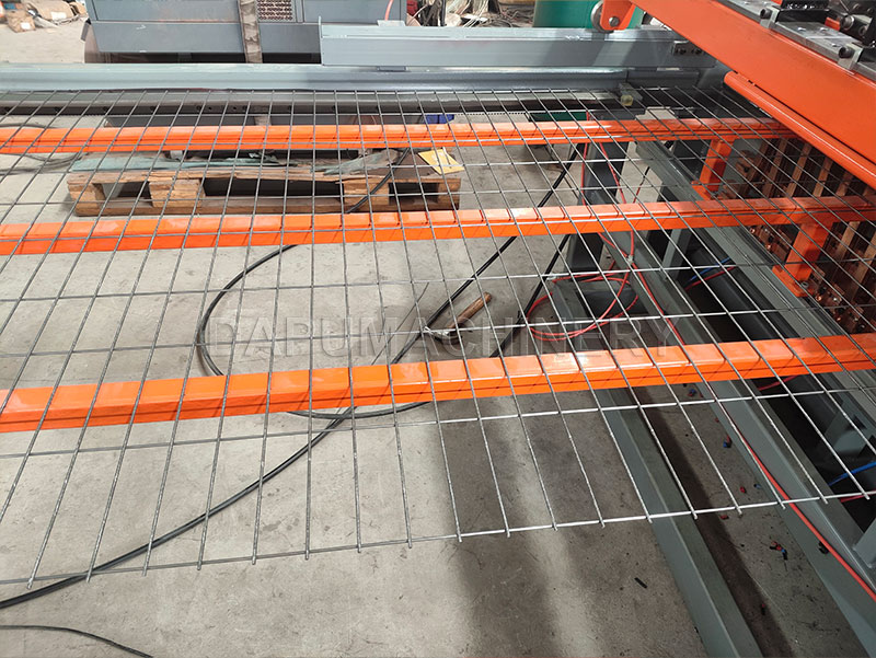 Paneles de malla galvanizada para jaulas de pollos terminados y producidos por la máquina soldadora JIAKE