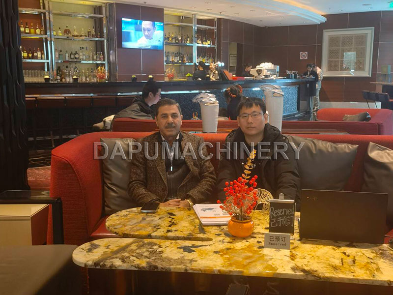 Ingenieros de JIAKE reunidos con ejecutivos del cliente de Catar en Shanghái para formalizar el contrato de maquinaria