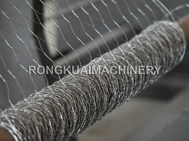 Rollos terminados de malla hexagonal galvanizada producidos por máquinas JIAKE para cercas avícolas en México