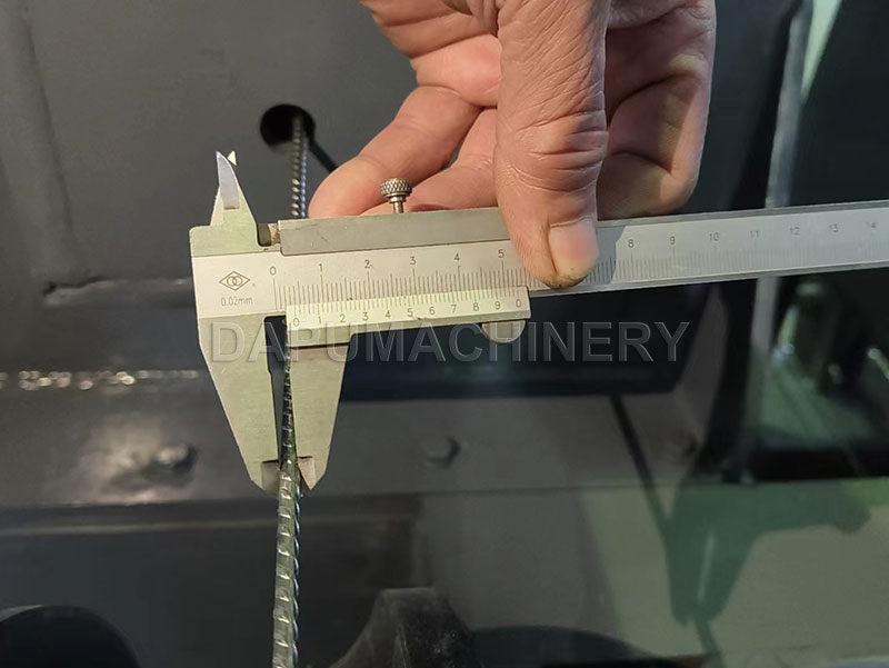 Varillas corrugadas de 3 costillas en frío de 4.0mm terminadas y cortadas a 3m y 6m por la máquina JIAKE