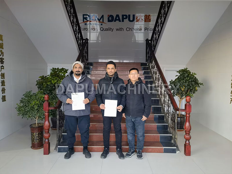 Delegación de empresa siderúrgica de Arabia Saudita auditando el taller de maquinaria trefiladora de JIAKE en Anping