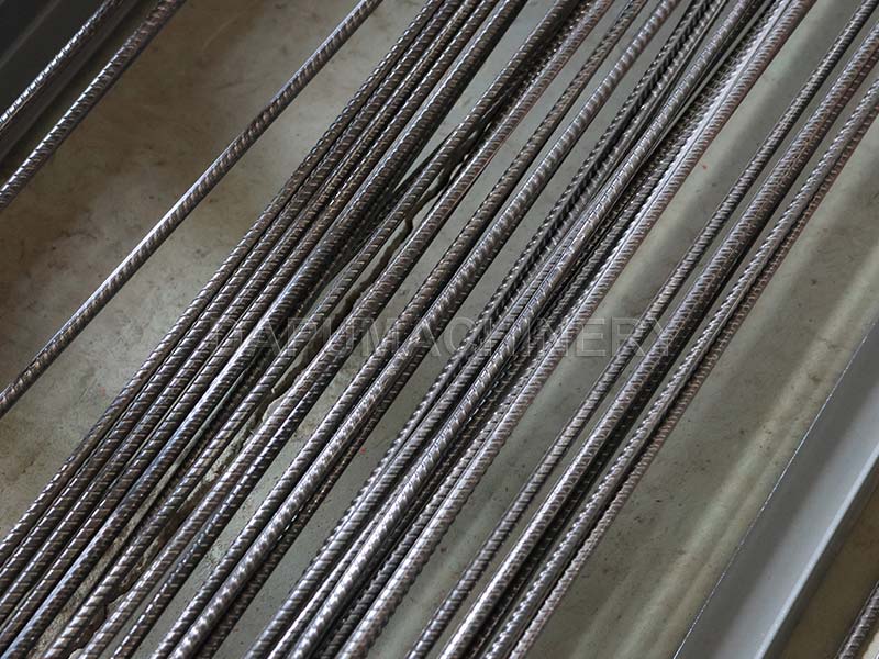 Barras de varilla corrugada de dos costillas de 3-6m terminadas fabricadas por máquina JIAKE empaquetadas en Túnez.