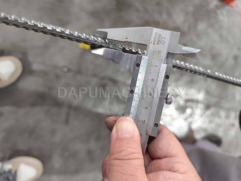 Acercamiento de la caseta de laminado en frío de carburo de tungsteno para 3 costillas JIAKE formando varilla corrugada de 7mm.