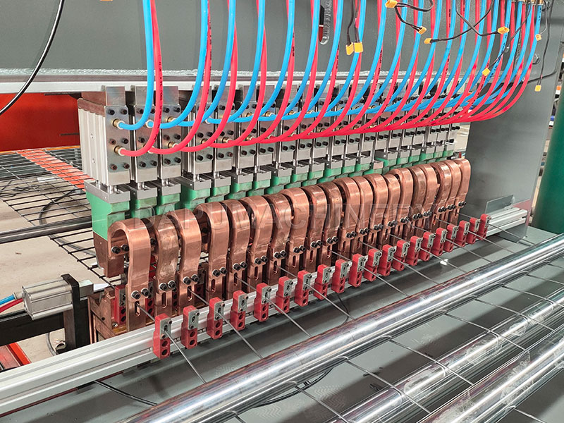 Detalle de cilindros neumáticos de soldadura y electrodos de cobre en la máquina soldadora para malla de jaula para gallinas JIAKE