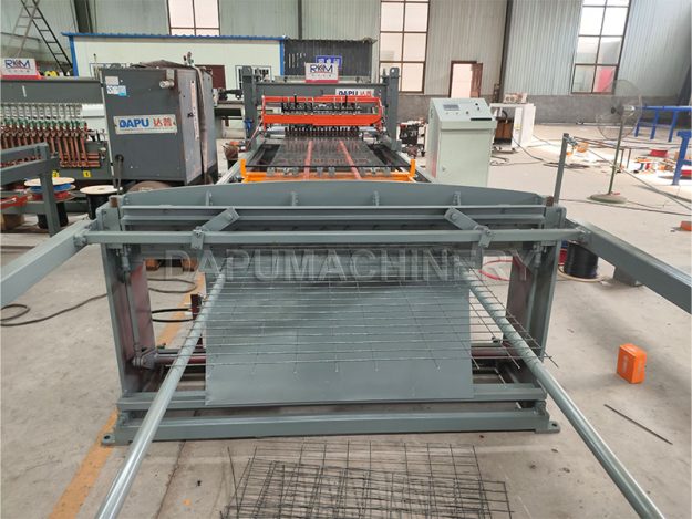 Máquina soldadora de malla para jaulas de gallinas ponedoras JIAKE de 2-4mm personalizada operando para un cliente en Perú