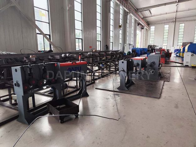 Máquina procesadora de varilla corrugada de tres costillas y máquina enderezadora cortadora de alta velocidad JIAKE instalada en India