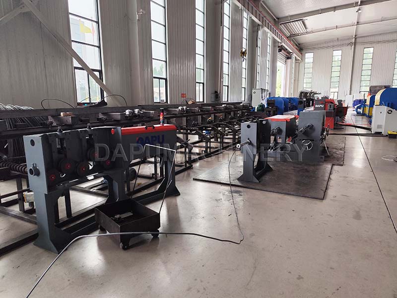 Máquina procesadora de varilla corrugada de tres costillas y máquina enderezadora cortadora de alta velocidad JIAKE instalada en India