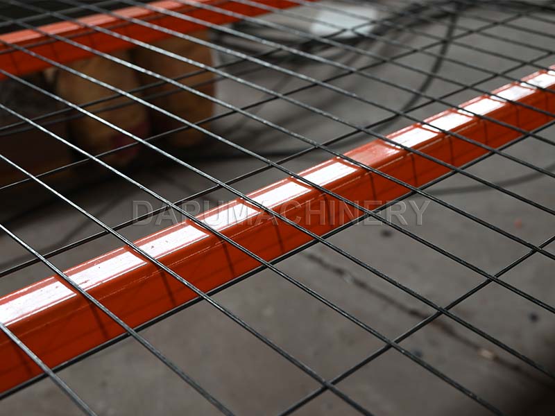 Paneles de malla electro-soldada para jaulas de gallinas terminados producidos por la línea JIAKE en Egipto.